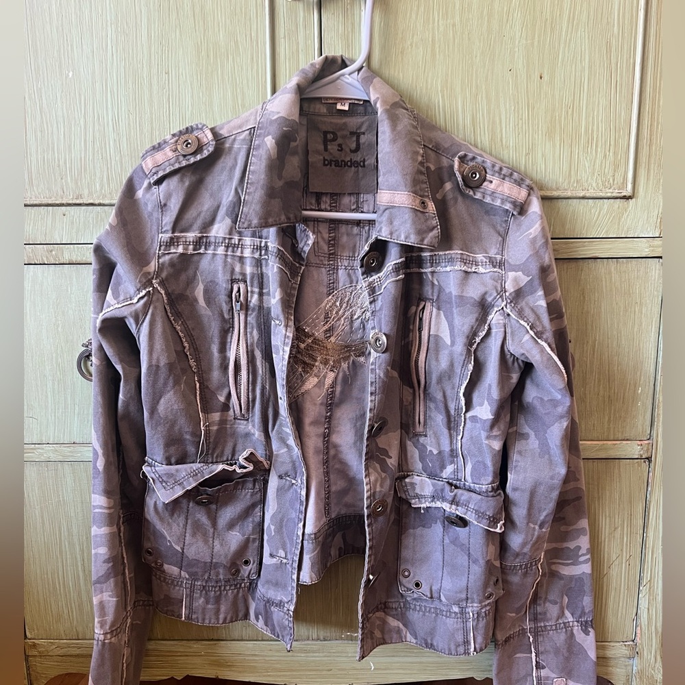 Army patterned jacket, size medium!